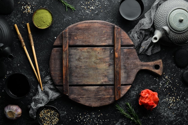 Fond de cuisine asiatique Épices et herbes sur la vieille table