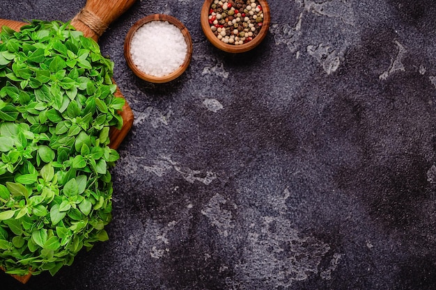 Fond de cuisine au basilic et différentes épices