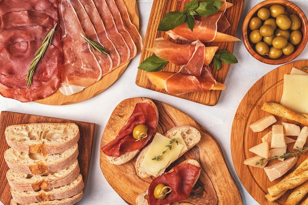 Fond de cuisine italienne avec jambon, fromage, olives, pain et vin