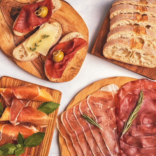 Fond de cuisine italienne avec jambon, fromage, olives, pain et vin