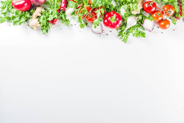 Fond de cuisine avec des légumes et des herbes