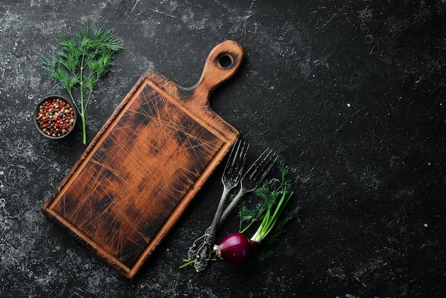 Fond de cuisine noir Planche de cuisine légumes et épices sur fond de pierre noire Vue de dessus