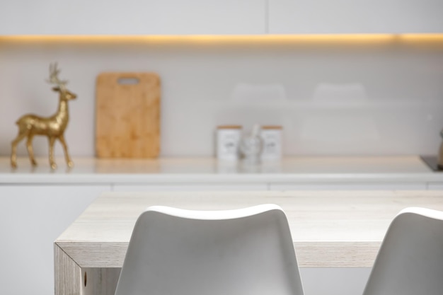 Fond de cuisine vide Îlot de cuisine de dessus de table en bois sur fond intérieur de cuisine floue