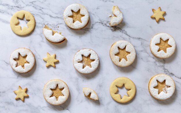 Fond de cuisson Biscuits de Noël traditionnels de Linzer avec du beurre d'arachide Vue de dessus