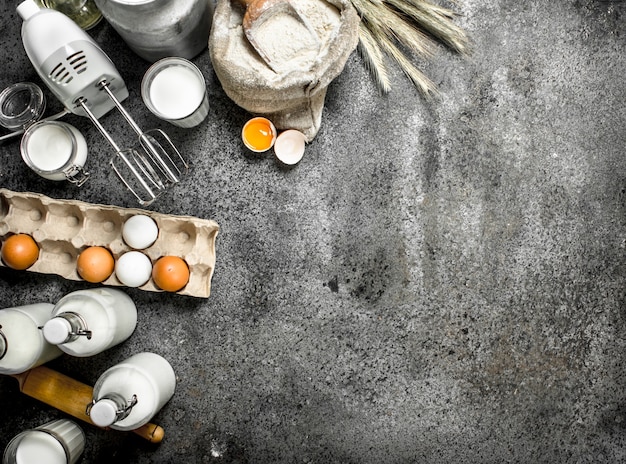 Photo fond de cuisson. lait, farine et autres ingrédients pour la pâte. sur un fond rustique.