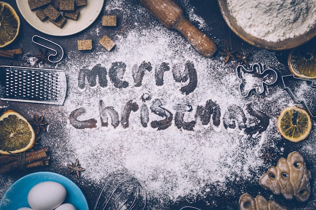 Fond de cuisson de Noël. Ingrédients pour la cuisson de la pâtisserie de Noël sur fond sombre. fond Ambiance de Noël.
