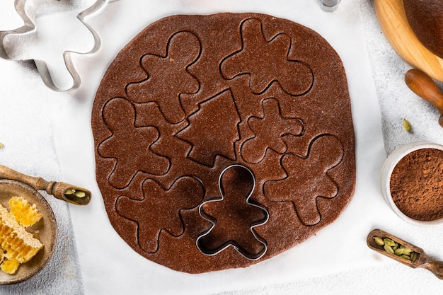 Fond de cuisson de Noël Ingrédients pour la cuisson des pâtisseries de Noël sur fond clair Vue de dessus avec espace de copie Biscuits au pain d'épice Cuisson Biscuits au gingembre Pâte crue pour les biscuits