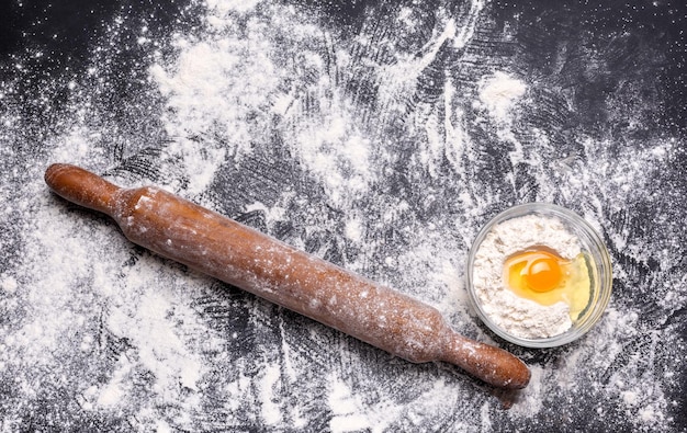 Fond de cuisson avec le rouleau à pâtisserie