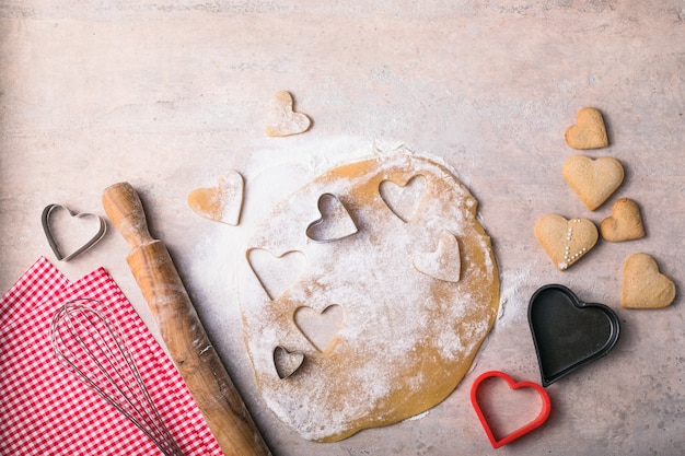 Fond de cuisson Saint Valentin. Ingrédients pour cuisiner le cœur de la Saint-Valentin. Espace copie vue de dessus.