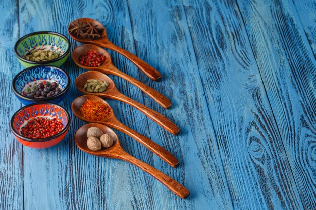 Fond culinaire aux épices sur table en bois