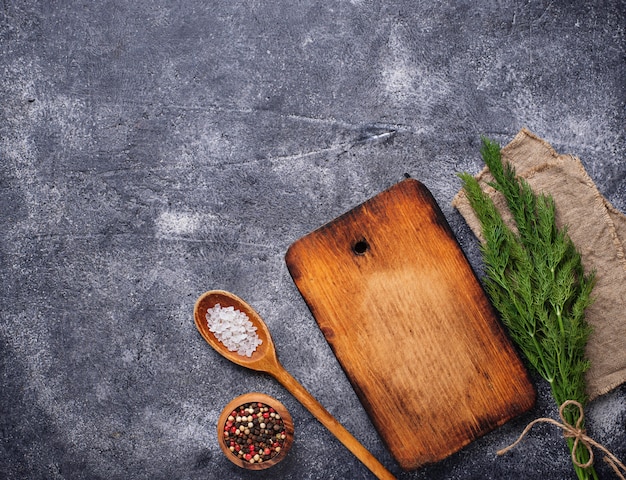 Fond culinaire avec des épices et une planche à découper