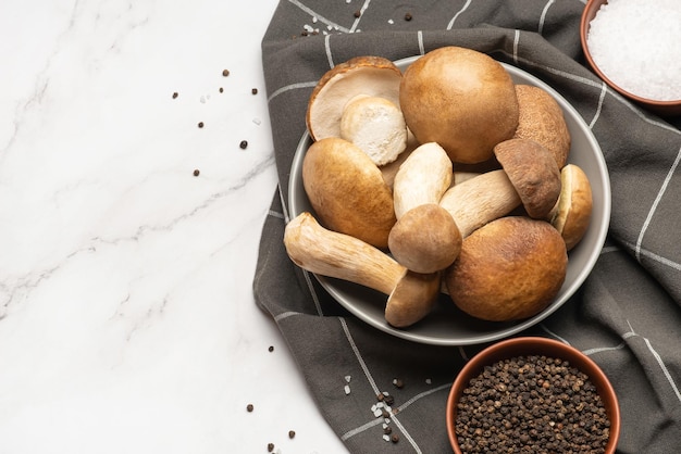 Fond culinaire avec planche de bois de cèpes et épices sur fond gris clair