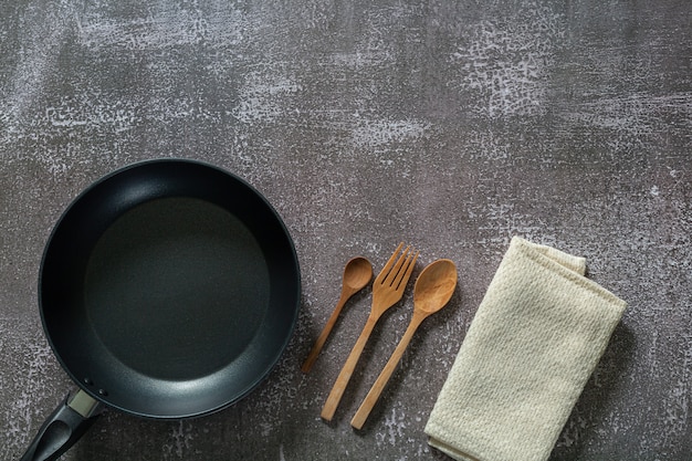 fond culinaire sombre avec casserole noire vide et espace pour la recette de texte ou le menu