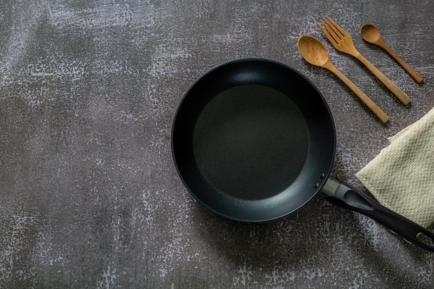 fond culinaire sombre avec casserole noire vide et espace pour la recette de texte ou le menu