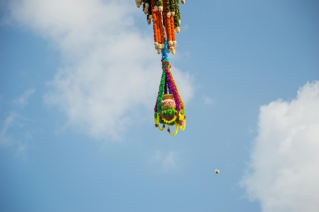 Fond Dahi Handi sur le festival Gokul Ashtami avec pot suspendu rempli de lait caillé avec décoration florale