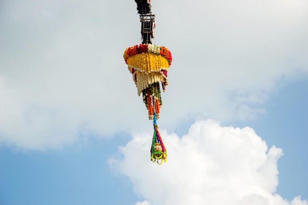 Fond Dahi Handi sur le festival Gokul Ashtami avec pot suspendu rempli de lait caillé avec décoration florale