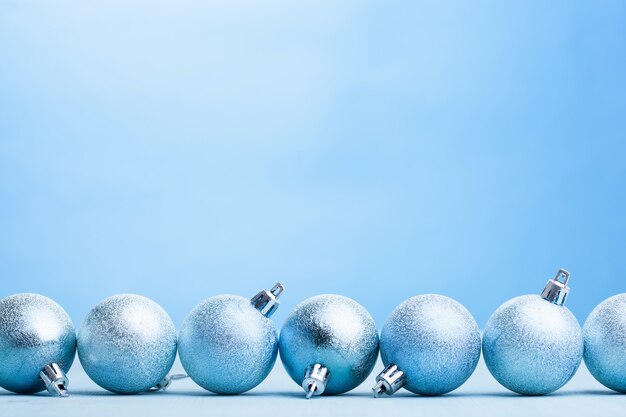 Fond de décoration de boules de Noël bleu