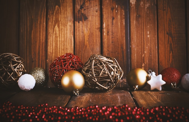 Fond de décoration de Noël avec des boules pour arbre de Noël et étoile