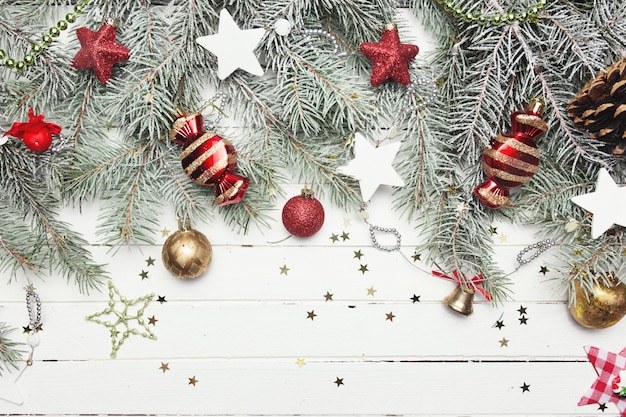 fond de décoration de noël ou du nouvel an. boules de verre colorées,