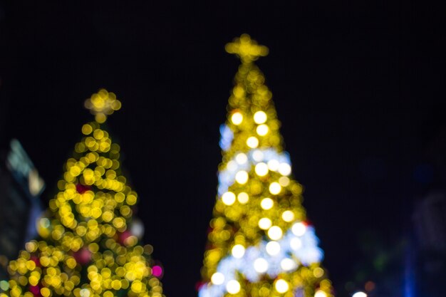 Fond de décoration de Noël avec des lumières dorées bokeh brillant.