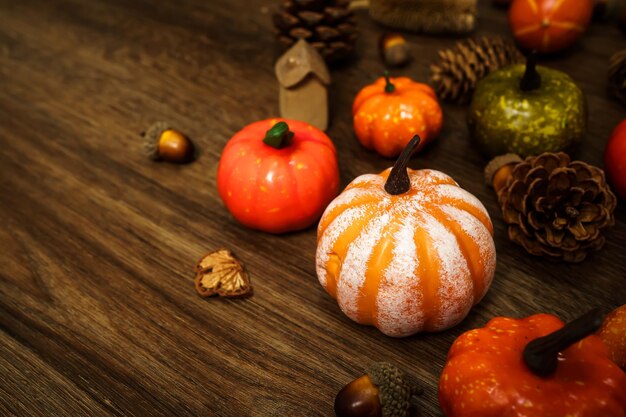 Fond de décorations d'Halloween Tête de citrouille effrayante d'Halloween sur la table en bois Concept de vacances d'Halloween