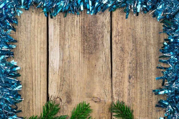 Fond avec des décorations de Noël sur des planches en bois