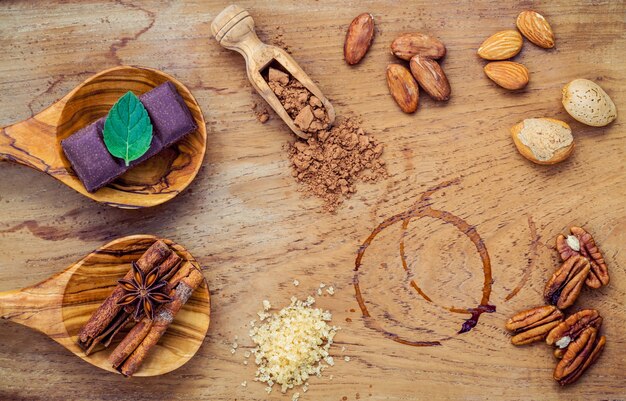 Fond de desserts et conception de menus. Ingrédients pour boulangerie sur fond de bois de teck.