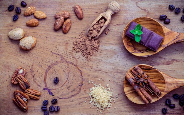 Fond de desserts et conception de menus. Ingrédients pour boulangerie sur fond de bois de teck.