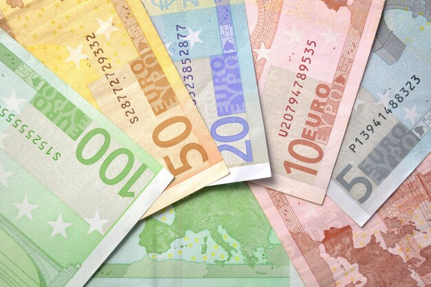 Fond de devise euro avec différents billets de banque et carte européenne