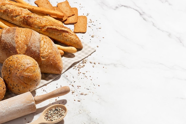 Fond avec différents types de pain frais Produits de boulangerie Cuisine