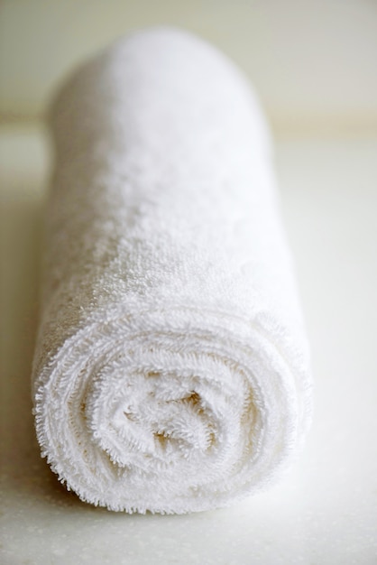 Fond doux délicat blanc d'image serviette roulée serviette blanche. Photo floue.