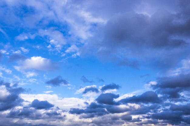 Photo fond dramatique de nuages d'orage au ciel bleu