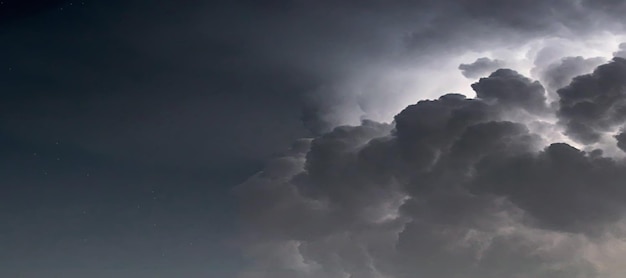 Fond dramatique de nuages d'orage. La foudre dans les nuages. Nuages de nuit.