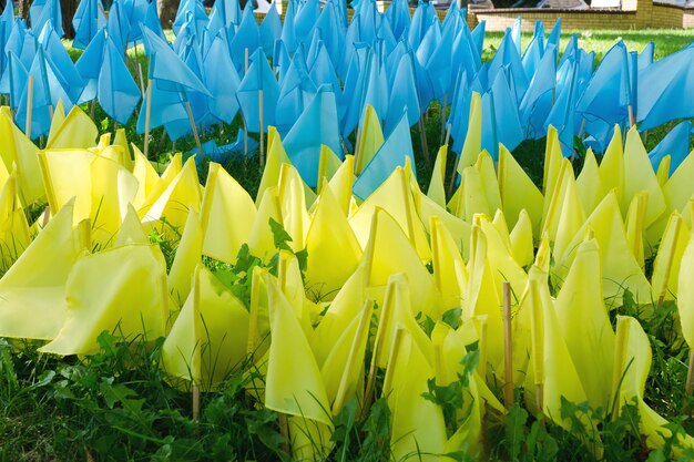 Fond de drapeaux bleus et petits drapeaux jaunes. Drapeau national, symbole. Ukraine. Le jour de l'indépendance