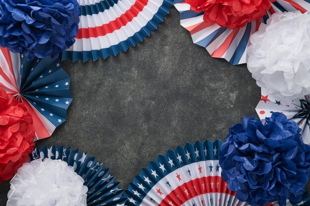 Fond du 4 juillet Éventails en papier des États-Unis Rouge bleu étoiles blanches ballons confettis d'or sur fond de béton gris foncé Bonne indépendance du travail ou fête des présidents Couleurs du drapeau américain Vue de dessus