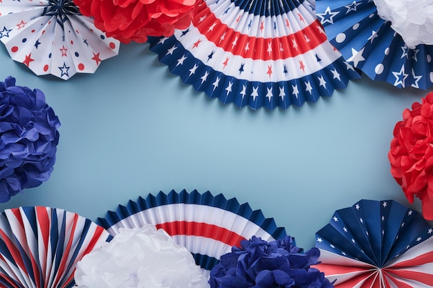 Fond du 4 juillet Éventails en papier des États-Unis Étoiles blanches bleues rouges et confettis sur fond de mur bleu Bonne fête du travail Fête de l'indépendance Fête des présidents Couleurs du drapeau américain Maquette Vue de dessus