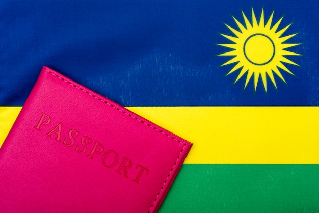 Sur le fond du drapeau du Rwanda se trouve un passeport