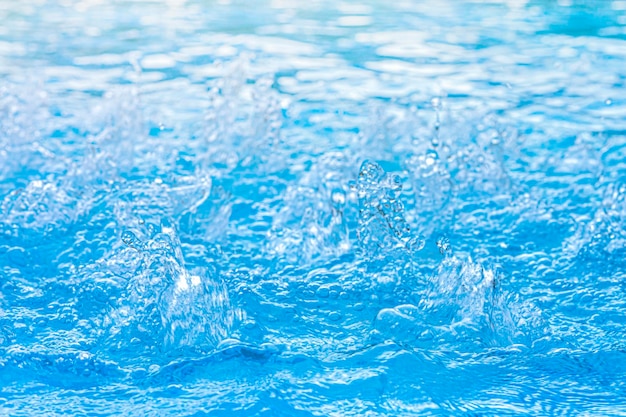 Fond d'eau bouillonnante bleu clair avec des bulles dans la piscine fond d'hydrothérapie aquamassage