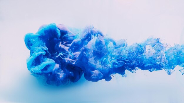 Photo fond d'eau d'encre nuage hypnotique bleu vif belle explosion fumée bouffée abstraction se répandant