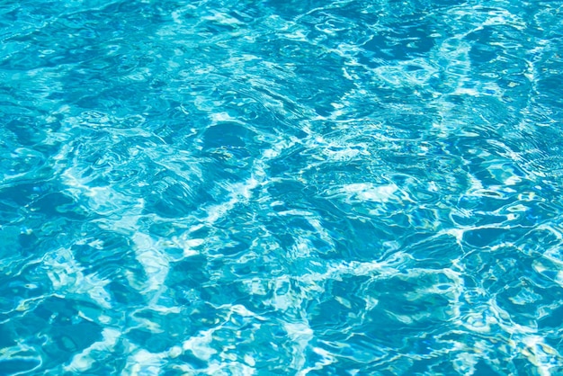 Fond de l'eau vagues d'ondulation bleu modèle de piscine eau de surface de la mer dans la piscine avec soleil