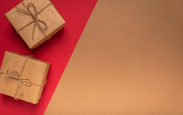 Fond Eco de texture en carton artisanal avec deux coffrets cadeaux sur rouge avec espace de copie pour le 14 février.