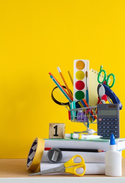 Fond d'école avec des accessoires de papeterie