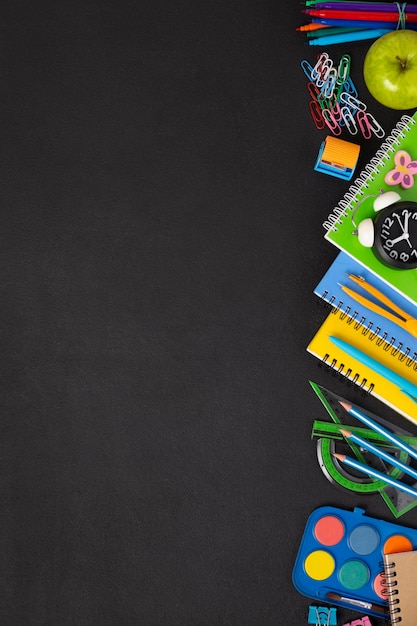 Fond d'école de tableau noir avec des fournitures scolaires