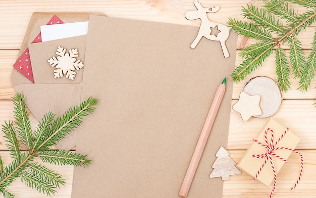 Fond écologique de Noël avec une feuille de papier crayon boîte-cadeau branches d'épinette