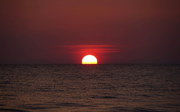 Fond d'écran Coucher de soleil sur la mer au crépuscule