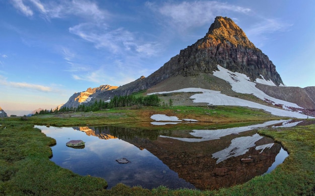 Fond d'écran d'un étang clair sous la montagne