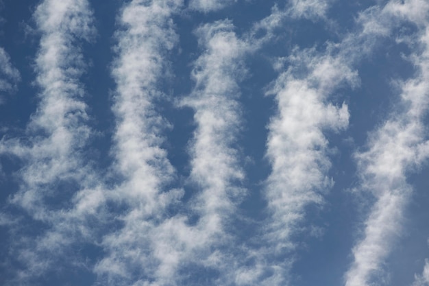 Fond d'écran paysage nuageux dans le ciel