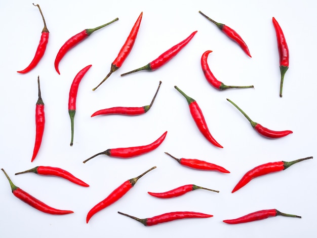 Fond d'écran avec des piments rouges chauds isolés sur mur blanc.