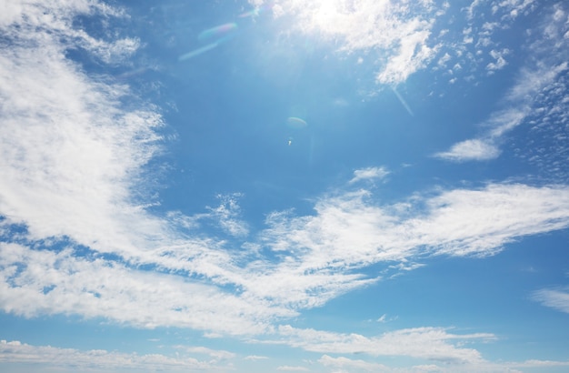 Photo fond ensoleillé, ciel bleu avec des nuages blancs, fond naturel.