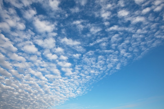 Fond ensoleillé, ciel bleu avec des nuages blancs, fond naturel.